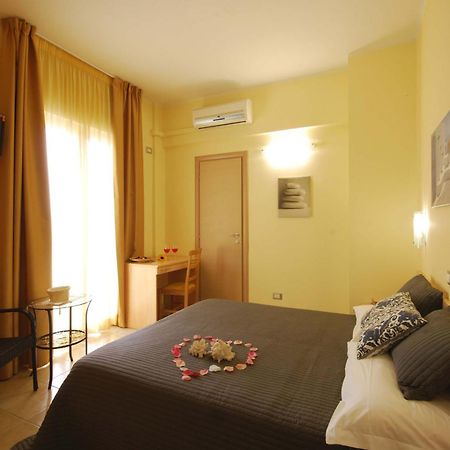 סניגליה Hotel Caggiari מראה חיצוני תמונה