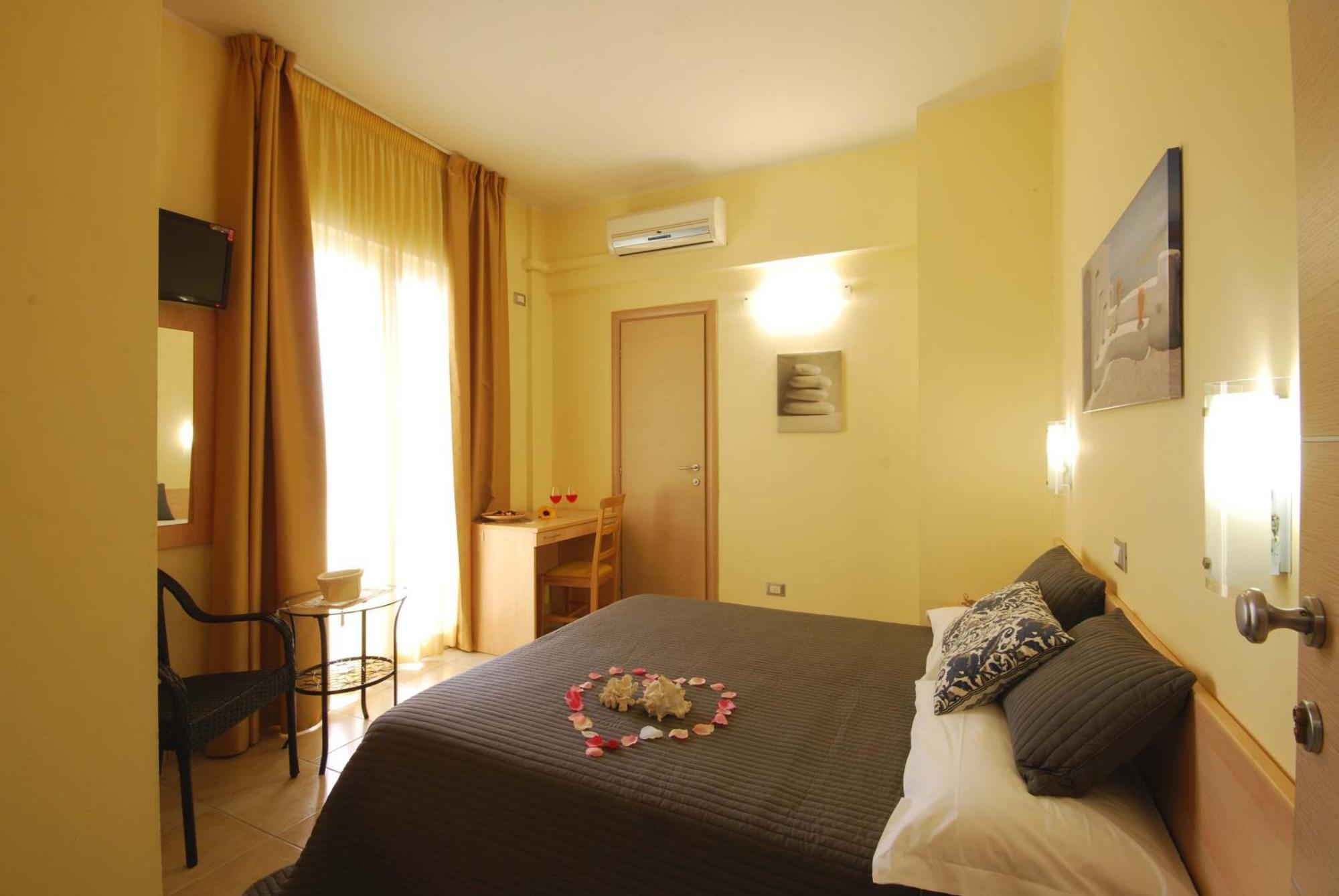 סניגליה Hotel Caggiari מראה חיצוני תמונה