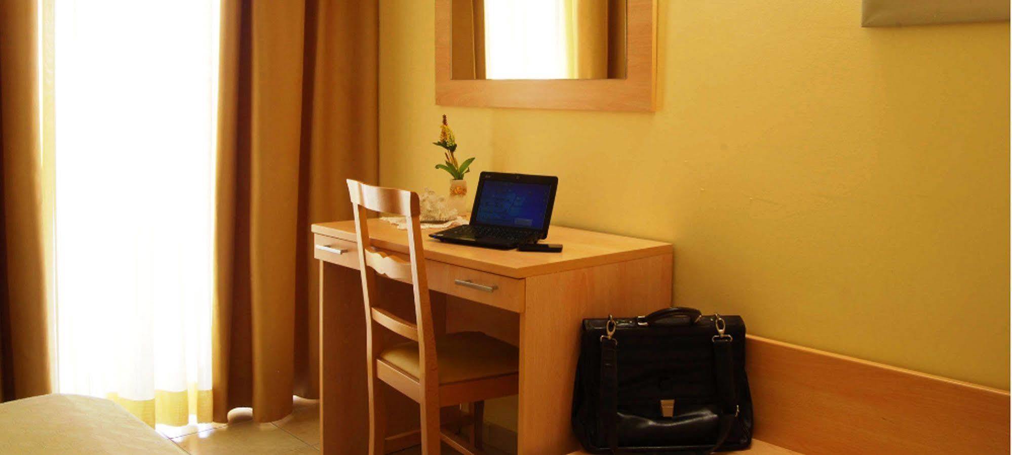 סניגליה Hotel Caggiari מראה חיצוני תמונה
