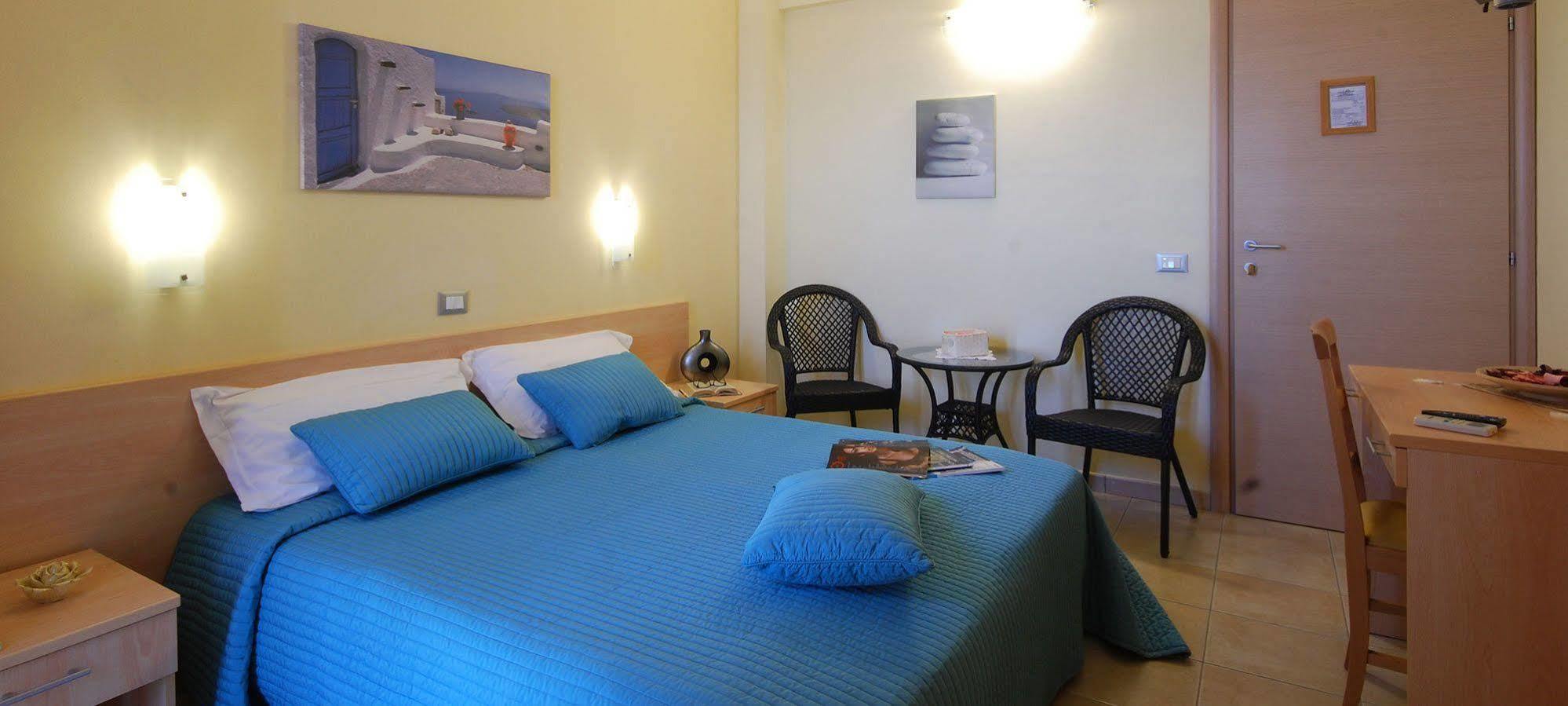 סניגליה Hotel Caggiari מראה חיצוני תמונה