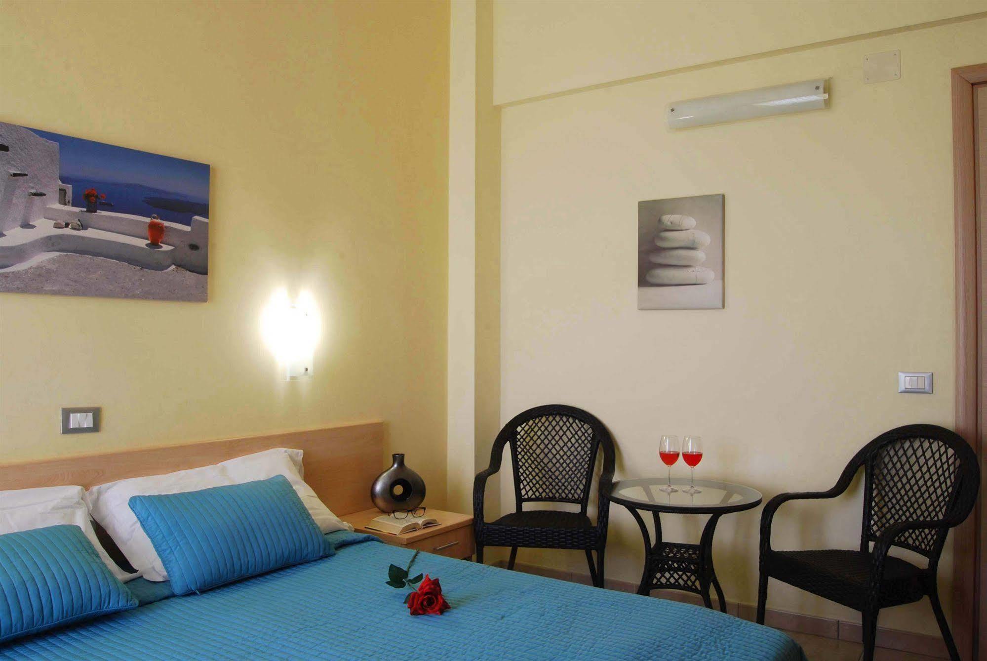 סניגליה Hotel Caggiari מראה חיצוני תמונה