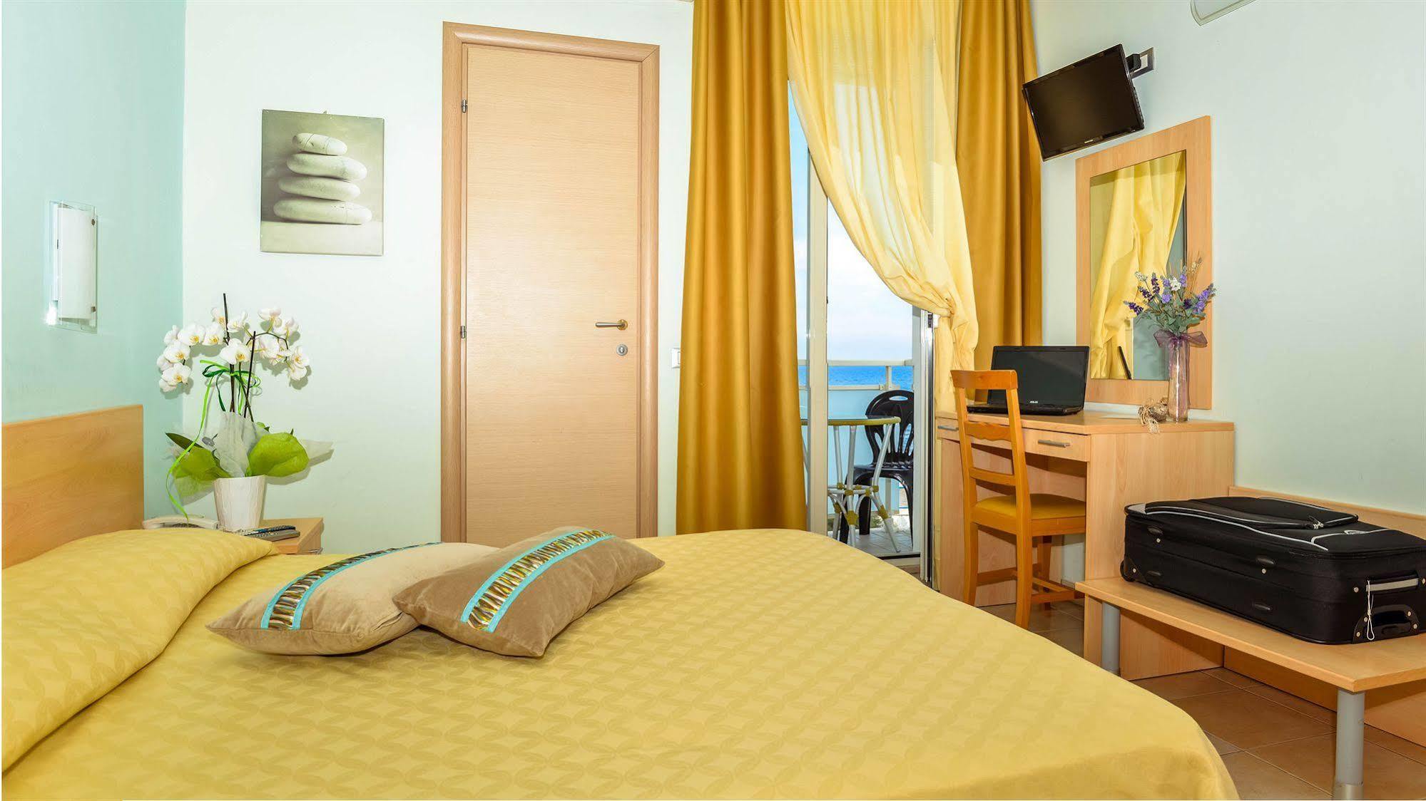 סניגליה Hotel Caggiari מראה חיצוני תמונה