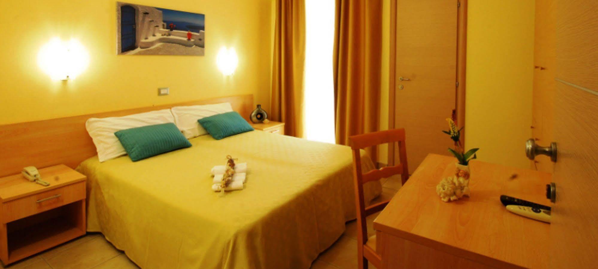 סניגליה Hotel Caggiari מראה חיצוני תמונה