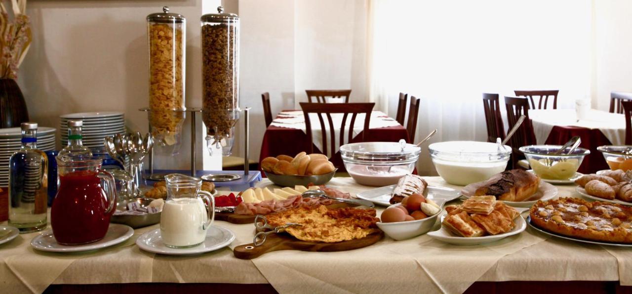 סניגליה Hotel Caggiari מראה חיצוני תמונה