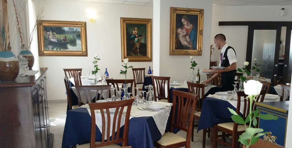סניגליה Hotel Caggiari מסעדה תמונה